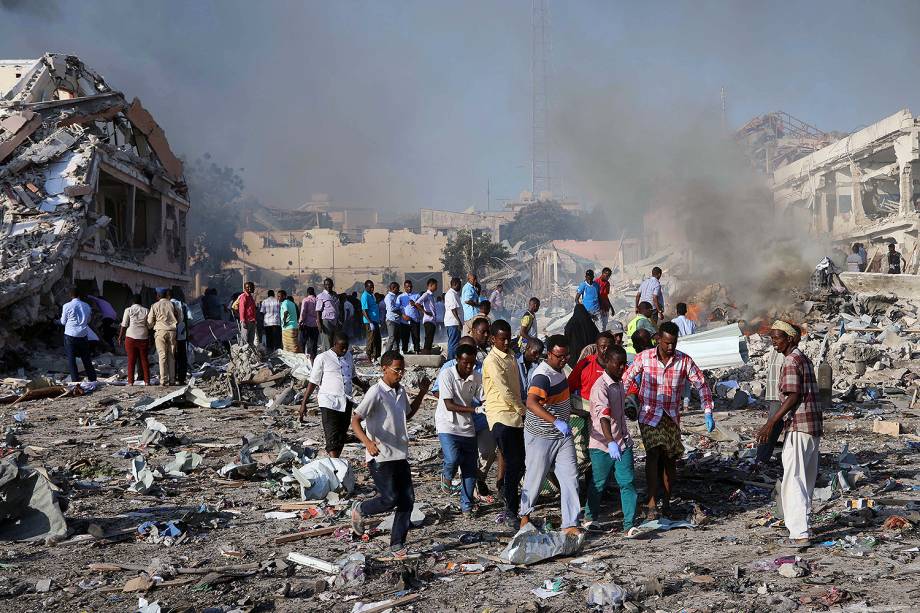 Um ataque de um caminhão-bomba matou 215 pessoas e deixou mais de 350 feridas no centro de Mogadiscio, na capital da Somália, segundo informações da polícia neste sábado