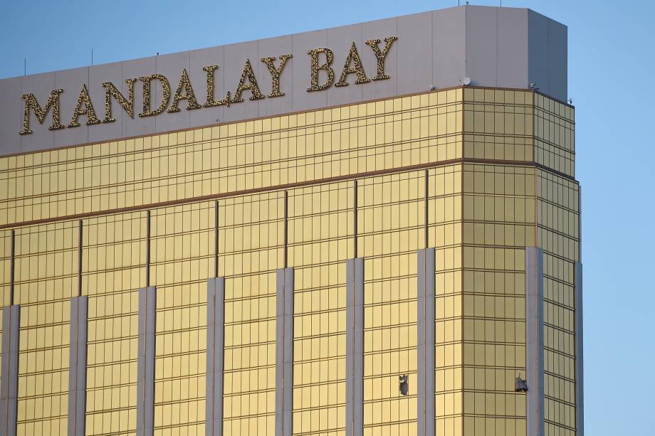 Janelas quebradas são vistas no 32º andar do Mandalay Bay Resort and Casino depois que um homem armado abriu fogo contra o público que assistia um festival de música country em Las Vegas, no estado americano de Nevada - 02/10/2017