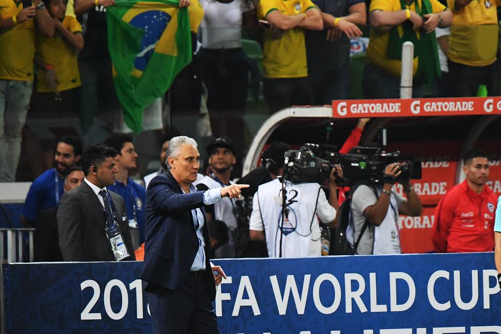 Tite elogia controle emocional de Neymar após ter mãe xingada