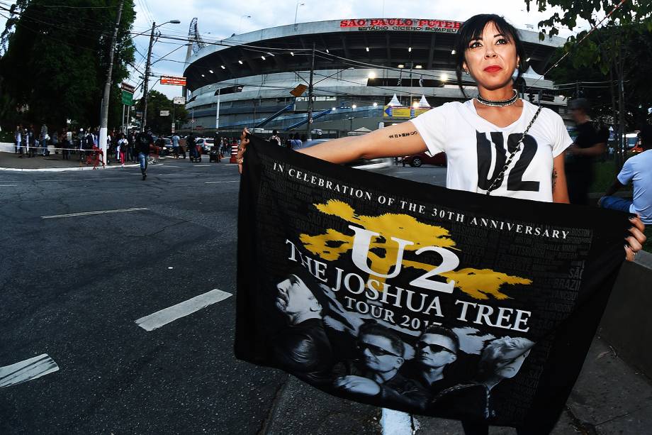 Fãs da banda U2 em frente ao Estádio Cícero Pompeu de Toledo (Morumbi), zona sul de São Paulo (SP) - 19/10/2017