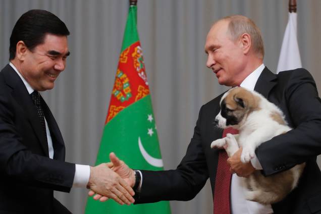 O presidente do Turcomenistão, Gurbanguly Berdimuhamedov, cumprimenta Vladmir Putin depois de presenteá-lo com um cão pastor turco, em Sochi, na Rússia - 11/10/2017 O presidente do Turcomenistão, Gurbanguly Berdimuhamedov, cumprimenta Vladmir Putin depois de presenteá-lo com um cão pastor turco, em Sochi, na Rússia - 11/10/2017