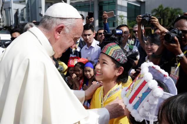 Papa Francisco é recebido por uma criança na chegada ao aeroporto de Yangon, em Mianmar - 27/11/2017 Papa Francisco é recebido por uma criança na chegada ao aeroporto de Yangon, em Mianmar - 27/11/2017