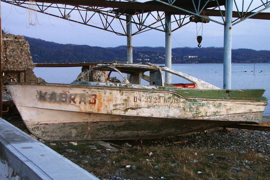 Carcaça de barco em praia de Sukhumi.