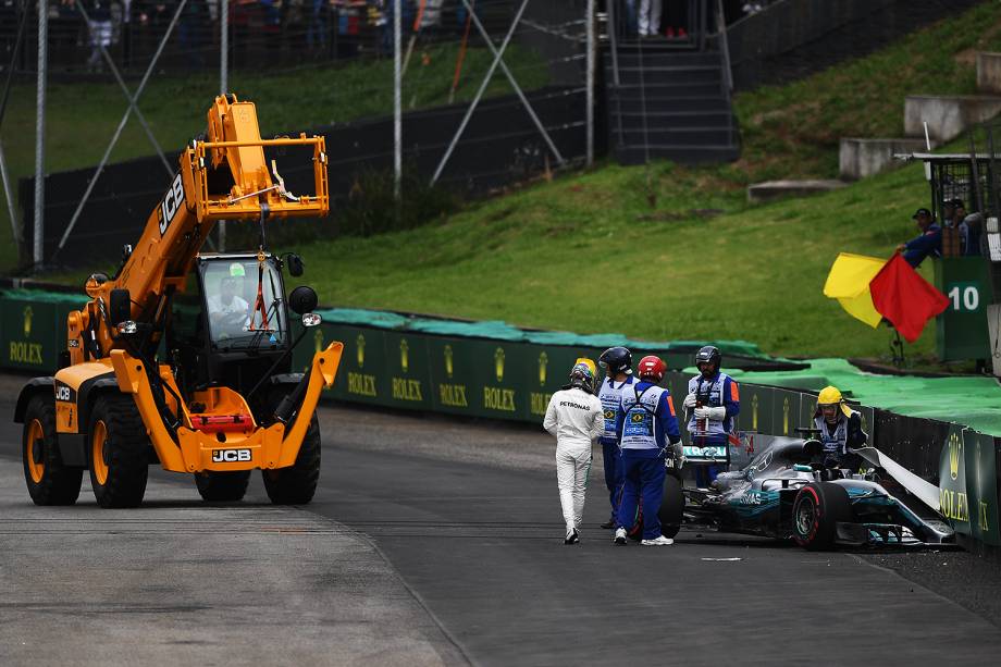 O piloto Lewis Hamilton, da Mercedes, sofre acidente durante segundo dia de treino livre para o Grande Prêmio do Brasil, no Autódromo de Interlagos - 11/11/2017