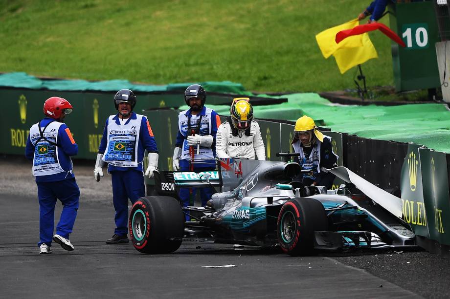 O piloto Lewis Hamilton, da Mercedes, sofre acidente durante segundo dia de treino livre para o Grande Prêmio do Brasil, no Autódromo de Interlagos - 11/11/2017