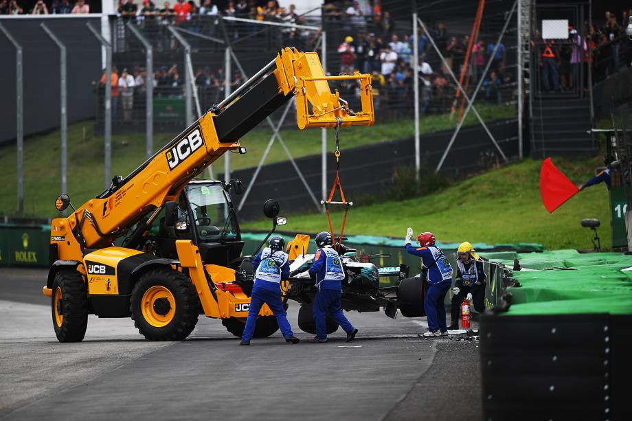 Equipe recolhe carro do piloto Lewis Hamilton, da Mercedes, após acidente durante segundo dia de treino livre para o Grande Prêmio do Brasil, no Autódromo de Interlagos - 11/11/2017