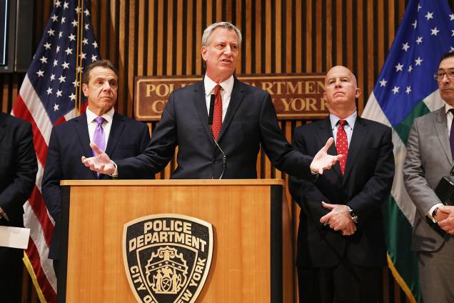 O prefeito de Nova York, Bill de Blasio (centro), realiza pronunciamento sobre o atentado ocorrido em Nova York - 01/11/2017 O prefeito de Nova York, Bill de Blasio (centro), realiza pronunciamento sobre o atentado ocorrido em Nova York - 01/11/2017