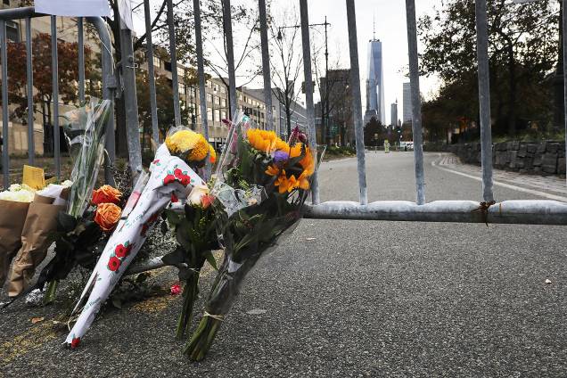 Pessoas deixam flores, após motorista invadir ciclovia em Nova York - 01/11/2017 Pessoas deixam flores, após motorista invadir ciclovia em Nova York - 01/11/2017