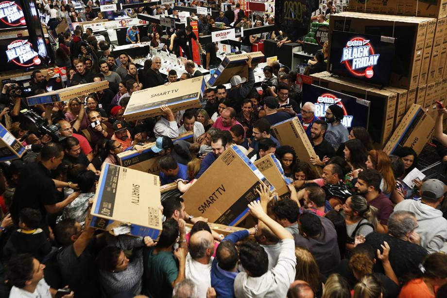 Consumidores carregam televisores em hipermercado da zona sul de São Paulo durante a Black Friday - 23/11/2017