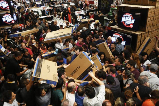 Consumidores carregam televisores em hipermercado da zona sul de São Paulo durante a Black Friday - 23/11/2017 Consumidores carregam televisores em hipermercado da zona sul de São Paulo durante a Black Friday - 23/11/2017