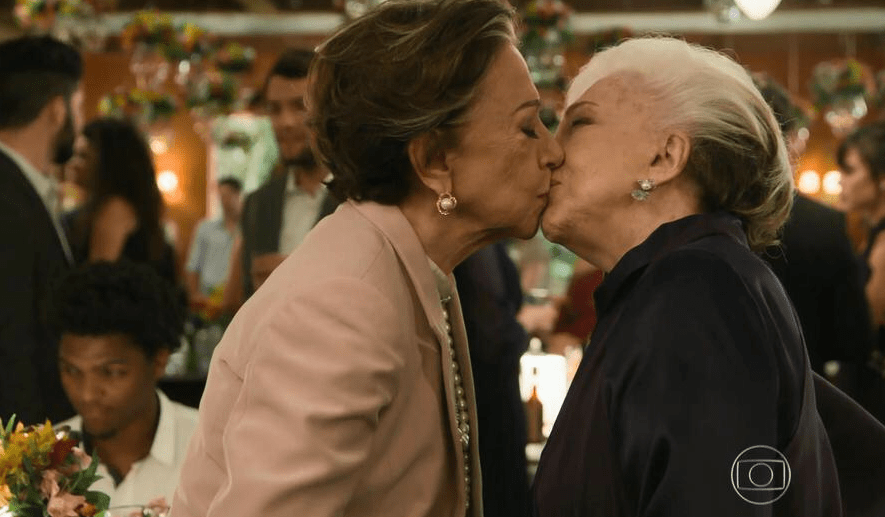 Fernanda Montenegro beija Nathalia Timberg na novela 'Babilônia'. As duas faziam um casal na trama de Gilberto Braga e Ricardo Linhares. A novela levou parte do público, que confundiu atriz com personagem e deixou aflorar sua aversão aos homossexuais, a rejeitar Fernanda