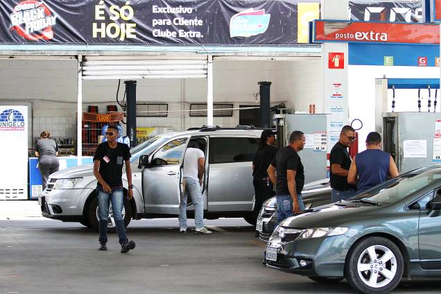 Motoristas enfrentam fila para abastecer em posto da rede Extra que participa da Black Friday - 24/11/2017 Motoristas enfrentam fila para abastecer em posto da rede Extra que participa da Black Friday - 24/11/2017