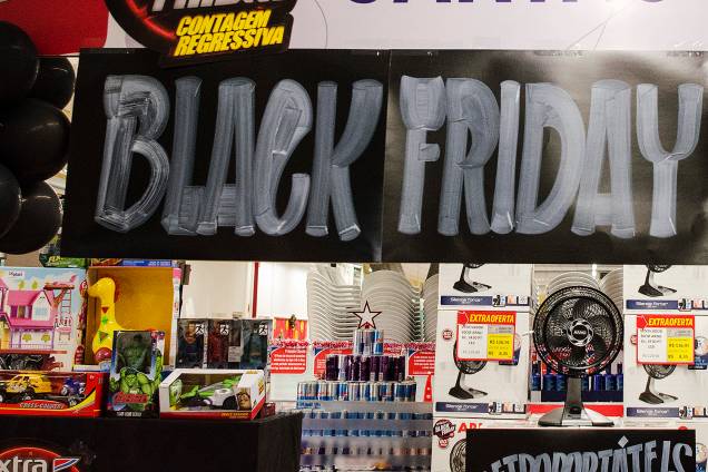 Anúncios de promoção em uma das lojas dos Hipermercados Extra, no Rio de Janeiro. Grandes redes do varejo vão ampliar o horário de atendimento durante a Black Friday - 23/11/2017 Anúncios de promoção em uma das lojas dos Hipermercados Extra, no Rio de Janeiro. Grandes redes do varejo vão ampliar o horário de atendimento durante a Black Friday - 23/11/2017