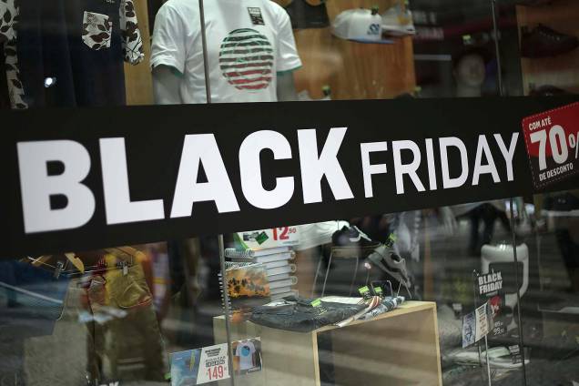 Vitrine de loja exibe cartaz com promoções da Black Friday, no Centro de São Paulo (SP) - 23/11/2017 Vitrine de loja exibe cartaz com promoções da Black Friday, no Centro de São Paulo (SP) - 23/11/2017