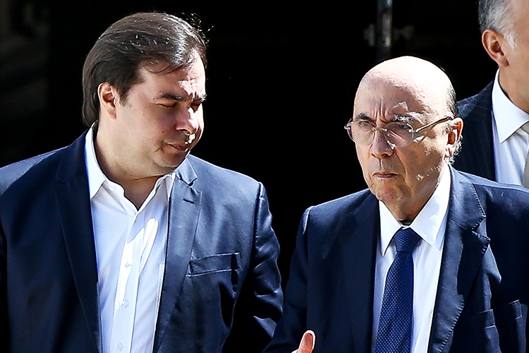 O presidente da Câmara dos Deputados, Rodrigo Maia (DEM-RJ), e o ministro da Fazenda, Henrique Meirelles, deixam residência oficial após reunião de anúncio da nova meta fiscal para 2017 e 2018 em Brasília (DF) - 15/08/2017