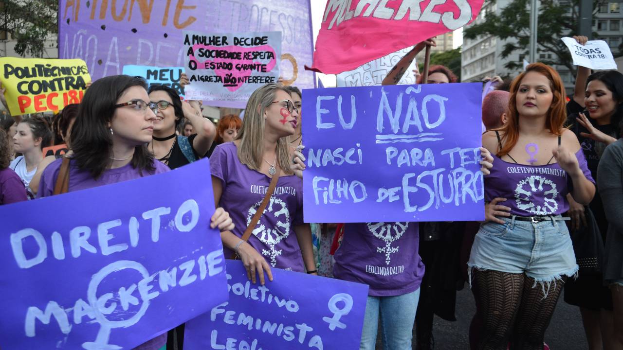 Mulheres protestam contra PEC 181