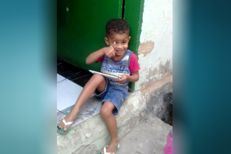Vitor Gabriel Leite Matheus, de 3 anos, está em estado grave após ser atingido por bala perdida dentro de casa, no Rio de Janeiro