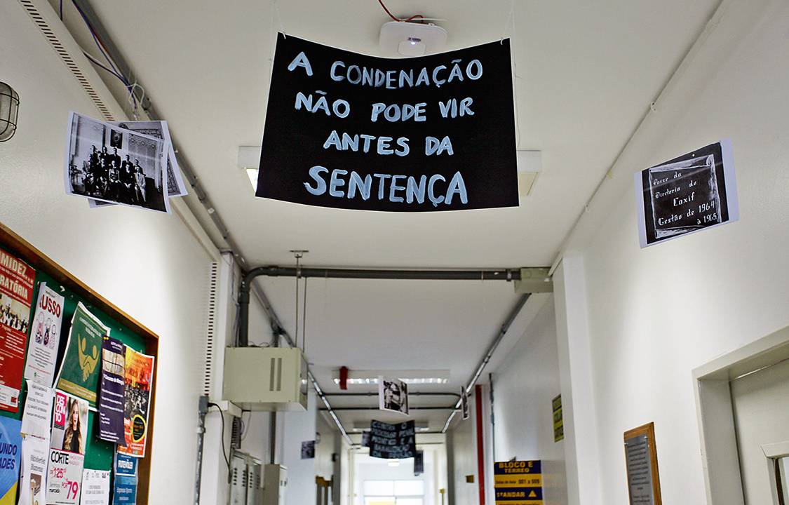 Assunto: Reitor da UFSC que suicidou. Cartazes nos corredores da faculdade de direito, Centro de Ciencias Juridicas