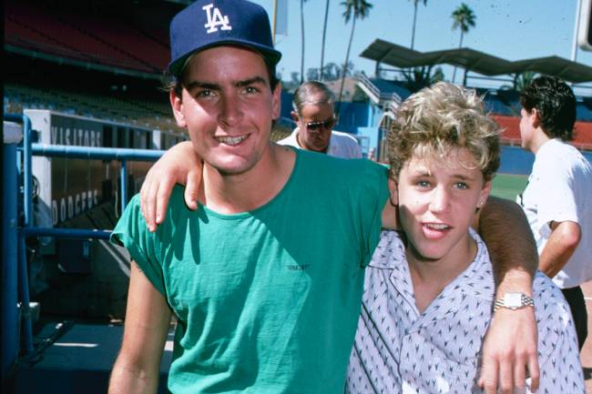 Charlie Sheen e Corey Haim, em 1990