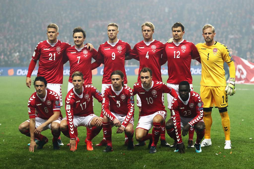 COPENHAGEN, DENMARK - NOVEMBER 11: The Denmark team line up during the FIFA 2018 World Cup Qualifier Play-Off: First Leg between Denmark and Republic of Ireland at Telia Parken on November 11, 2017 in Copenhagen, . (Photo by Catherine Ivill/Getty Images)