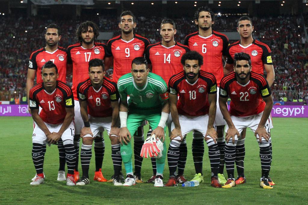 (L-R) Egypt's Mohamed Abdel-Shafy, Tarek Hamed, Essam El-Hadary, Mohamed Salah, Saleh Gomaa, Ahmed Fathy, Mohamed Elneny, Hassan Ahmed, Ramadan Sobhi, Ahmed Hegazi, Mohamed Abdel-Shafy pose for a team picture during their World Cup 2018 Africa qualifying match between Egypt and Congo at the Borg el-Arab stadium in Alexandria on October 8, 2017. / AFP PHOTO / Mohamed El-Shahed