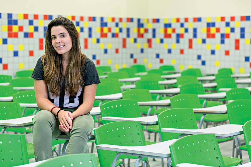 Belo Horizonte_MG, 31 de Outubro 2017 Revista Veja - Escolhas bem avaliadas no ENEM Na foto, a aluna Clara Leal, estudante de medicina na UFMG, fez seu preparatÛrio no colegio Bernoulli, que tem o melhor desempenho no ENEM na cidade Foto: Leo Drumond / NITRO