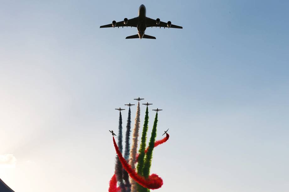 Aviões realizam acrobacias antes da largada para o Grande Prêmio de Abu Dhabi de Fórmula 1 - 26/11/2017