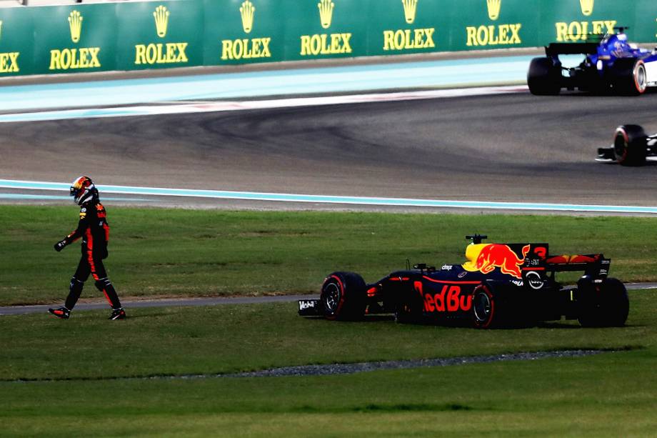 O piloto Daniel Ricciardo, da equipe Red Bull Racing, caminha após abandonar prova durante o Grande Prêmio de Abu Dhabi de Fórmula 1, realizado no Circuito Yas Marina - 26/11/2017