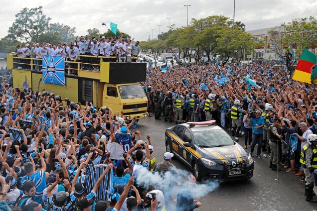 Torcida do Grêmio invade as ruas de Porto Alegre para celebrar com o time o tricampeonato da Libertadores após vitória sobre o Lanúns na Argentina - 30/11/2017 Torcida do Grêmio invade as ruas de Porto Alegre para celebrar com o time o tricampeonato da Libertadores após vitória sobre o Lanúns na Argentina - 30/11/2017