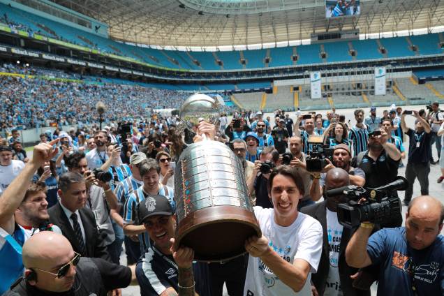 Pedro Geromel ergue a taça da Libertadores durante comemoração com a torcida na Arena do Grêmio em Porto Alegre - 30/11/2017 Pedro Geromel ergue a taça da Libertadores durante comemoração com a torcida na Arena do Grêmio em Porto Alegre - 30/11/2017