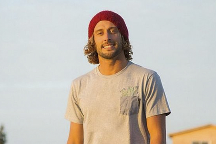 O surfista brasileiro Jean da Silva