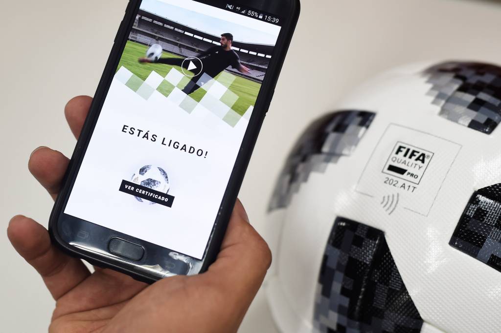 Bola da Copa tem até chip; saiba quanto custa