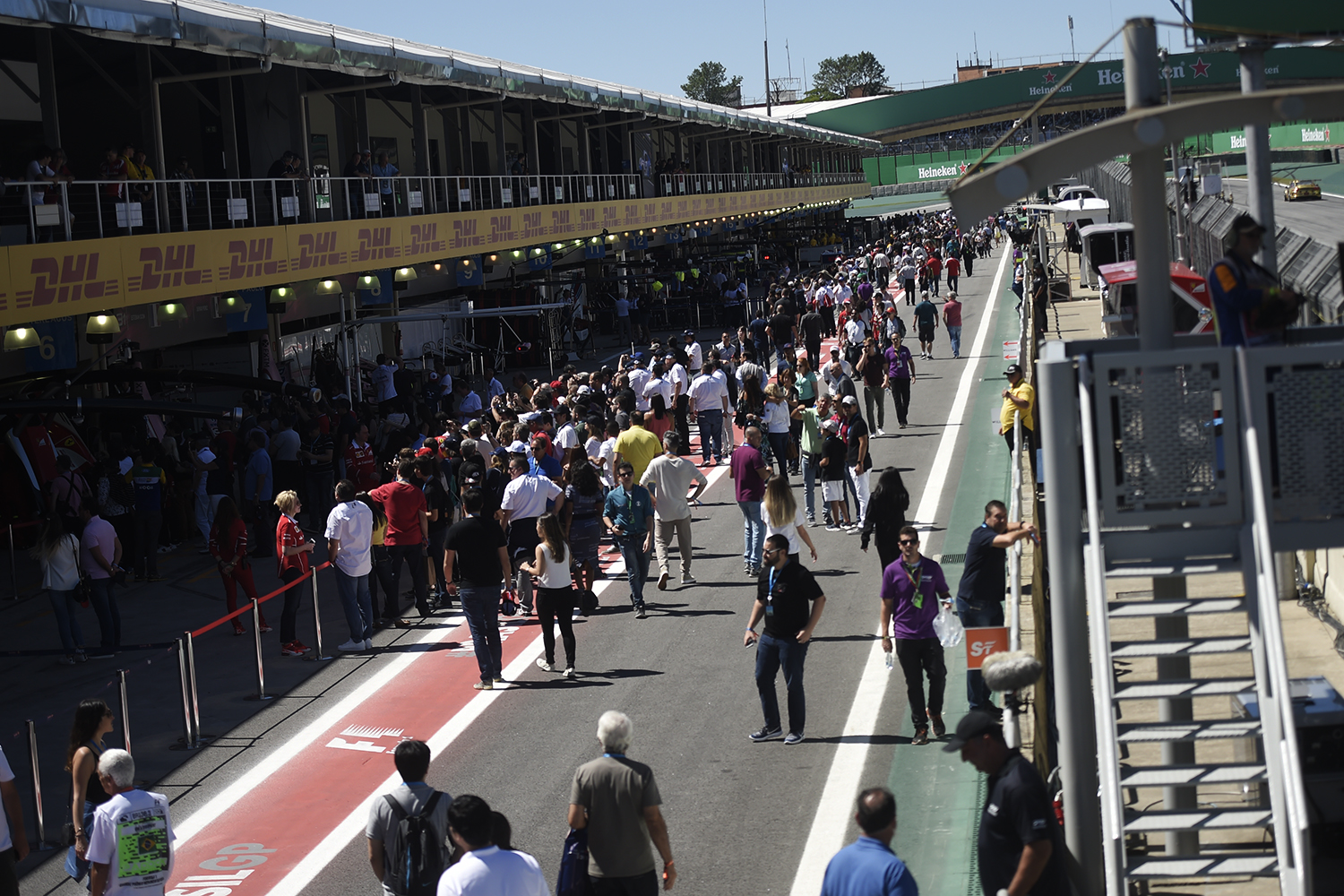Movimenta&ccedil;&atilde;o nos boxes antes da largada do GP do Brasil, no Aut&oacute;dromo de Interlagos