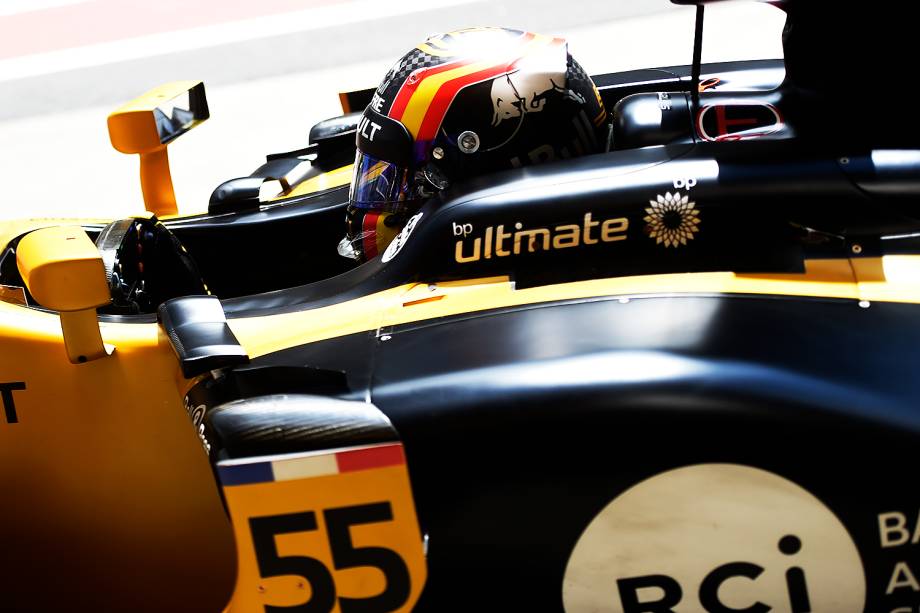 O piloto Carlos Sainz, da Renault, durante primeiro dia de treino livre para o Grande Prêmio do Brasil em Interlagos - 10/11/2017