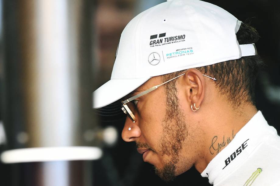 O piloto Lewis Hamilton, da Mercedes, durante primeiro dia de treino livre para o Grande Prêmio do Brasil em Interlagos - 10/11/2017