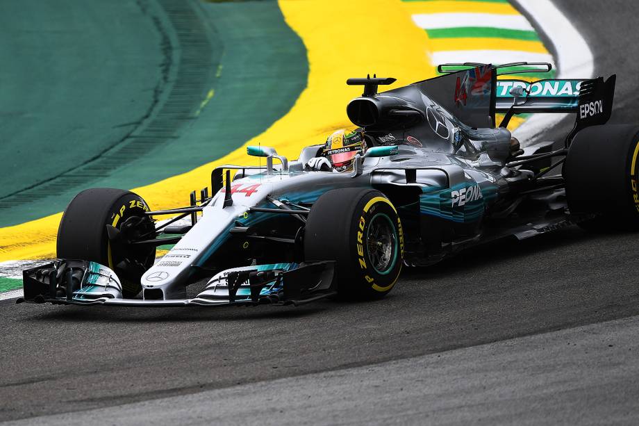 O piloto Lewis Hamilton, da Mercedes, durante segundo dia de treino livre para o Grande Prêmio do Brasil, no Autódromo de Interlagos - 11/11/2017