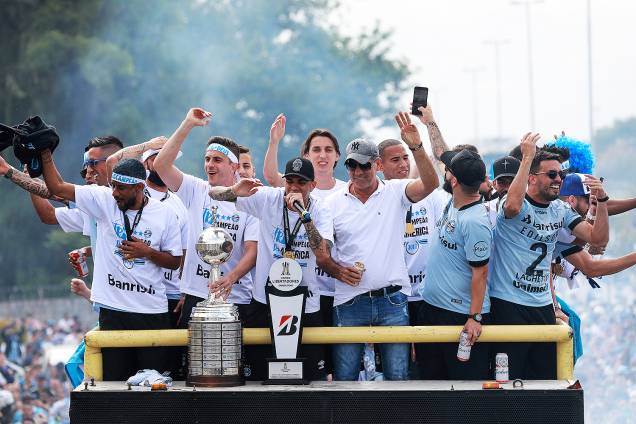 O técnico Renato Gaúcho exibe a taça do tri da Libertadores durante carreata do Grêmio pelas ruas de Porto Alegre - 30/11/2017 O técnico Renato Gaúcho exibe a taça do tri da Libertadores durante carreata do Grêmio pelas ruas de Porto Alegre - 30/11/2017