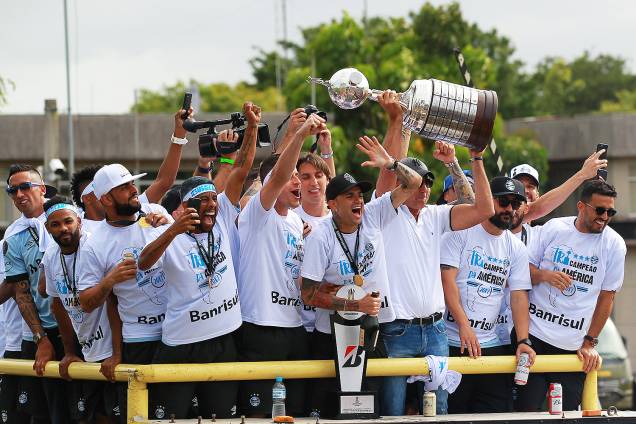 O técnico Renato Gaúcho exibe a taça do tri da Libertadores durante carreata do Grêmio pelas ruas de Porto Alegre - 30/11/2017 O técnico Renato Gaúcho exibe a taça do tri da Libertadores durante carreata do Grêmio pelas ruas de Porto Alegre - 30/11/2017