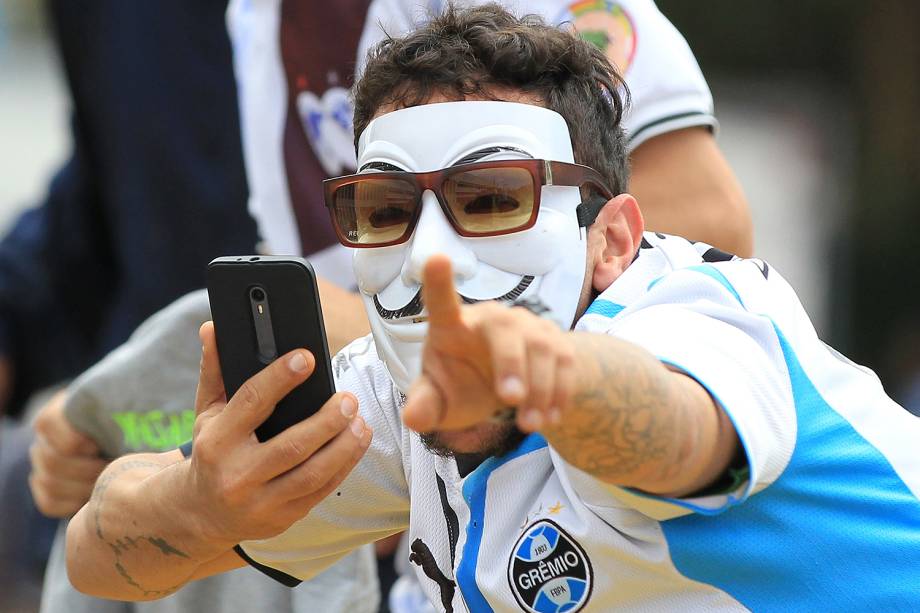 Torcida do Grêmio invade as ruas de Porto Alegre para celebrar com o time o tricampeonato da Libertadores após vitória sobre o Lanúns na Argentina - 30/11/2017