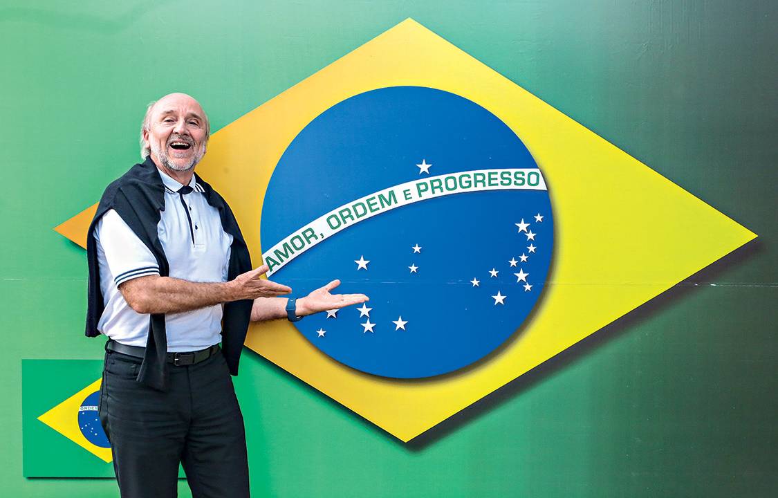 Economia - O Tempo Livre - Tiradentes MG Forum do Amanha Na foto: O designer Hans Donner junto com sua proposta de nova bandeira do Brasil FOTO: MARIELA GUIMARAES / O TEMPO 10.11.2017