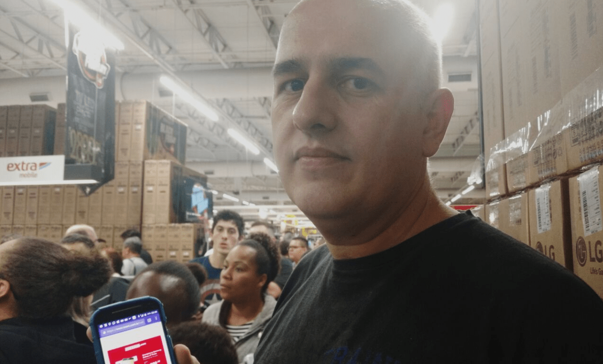 Decepção: o cliente Robson Argolo encontrou celulares sem desconto algum na Black Friday antecipada de um hipermercado de São Paulo