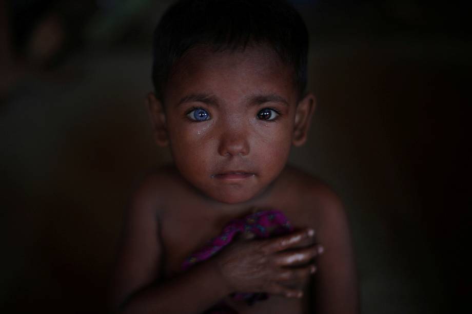 Hosne Ara, um rohingya de 4 anos, refugiado a 2 meses é fotografado no centro para crianças no campo de refugiados de Kutupalong, perto de Cox's Bazar, no Bangladesh - 06/11/2017