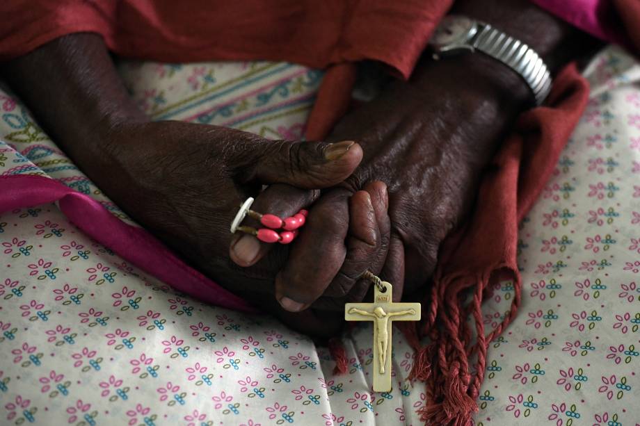 Mulher segura um rosário em suas mãos durante missa na igreja do Santo Rosário, em Daca, Bangladesh - 29/11/2017