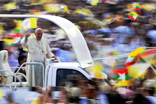 Papa Francisco saúda os fiéis na chegada para uma missa no Kyite Ka San Football Stadium em Yangon, Mianmar - 29/11/2017 Papa Francisco saúda os fiéis na chegada para uma missa no Kyite Ka San Football Stadium em Yangon, Mianmar - 29/11/2017