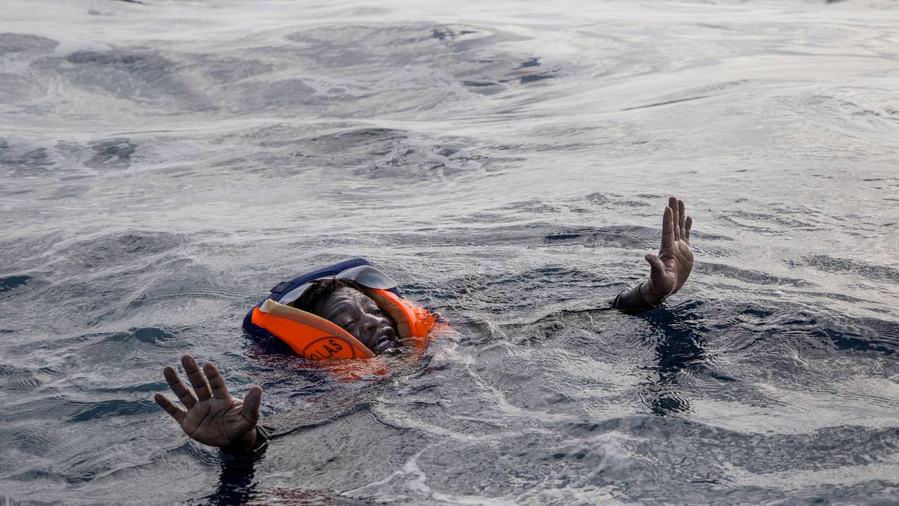 Imagens do dia - Imigrante resgatado no Mediterrâneo