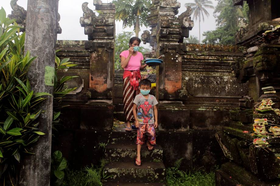 Aldeões caminham para orar perto de seu abrigo devido à erupção do Monte Agung em Karangasem, na ilha de Bali, na Indonésia - 27/11/2017