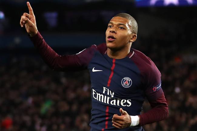 Kylian Mbappe comemora gol pelo PSG no Campeonato Francês, em Paris