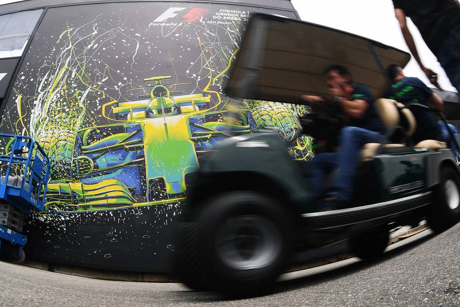 Movimentação no Autódromo de Interlagos antes do início dos treinos para o Grande Prêmio do Brasil de Fórmula 1