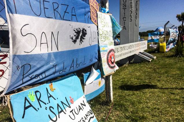 Familiares rezam por tripulantes do submarino San Juan em Mar del Plata, na Argentina - 24/11/2017 Familiares rezam por tripulantes do submarino San Juan em Mar del Plata, na Argentina - 24/11/2017