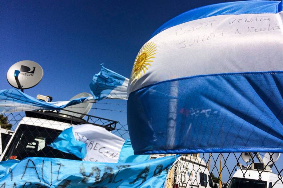 Familiares rezam por tripulantes do submarino San Juan em Mar del Plata, na Argentina - 24/11/2017